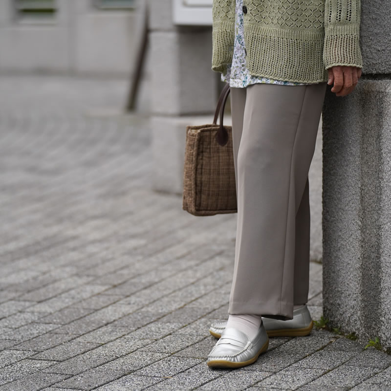 70代80代女性向け春素材のグレーの総ゴムパンツ