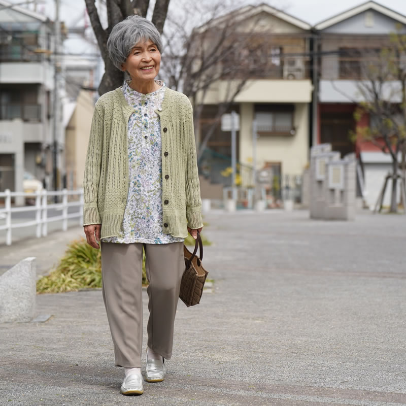 70代80代女性カーディガンにブラウスを合わせた春色コーデ