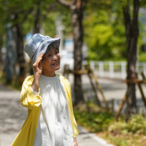 80代女性がお洒落をしてお出かけしている