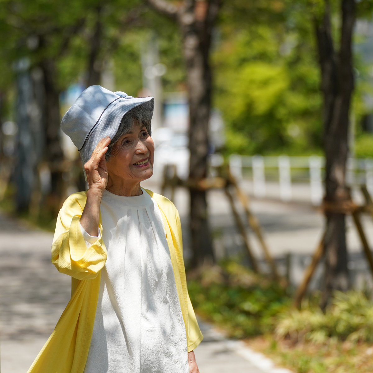 80代女性がお洒落をしてお出かけしている