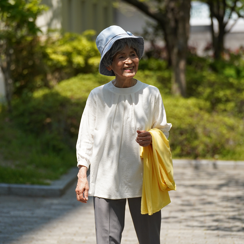 お洒落をしてお出かけするシニア女性