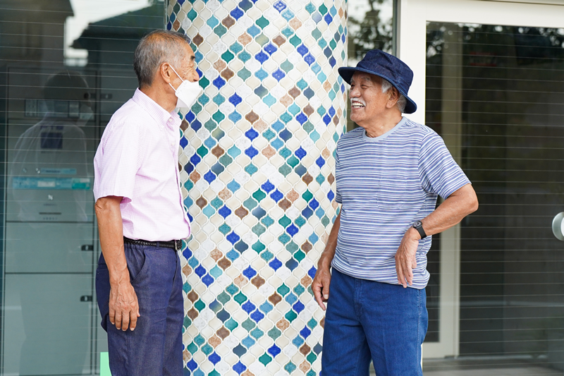 会話するシニア男性たち